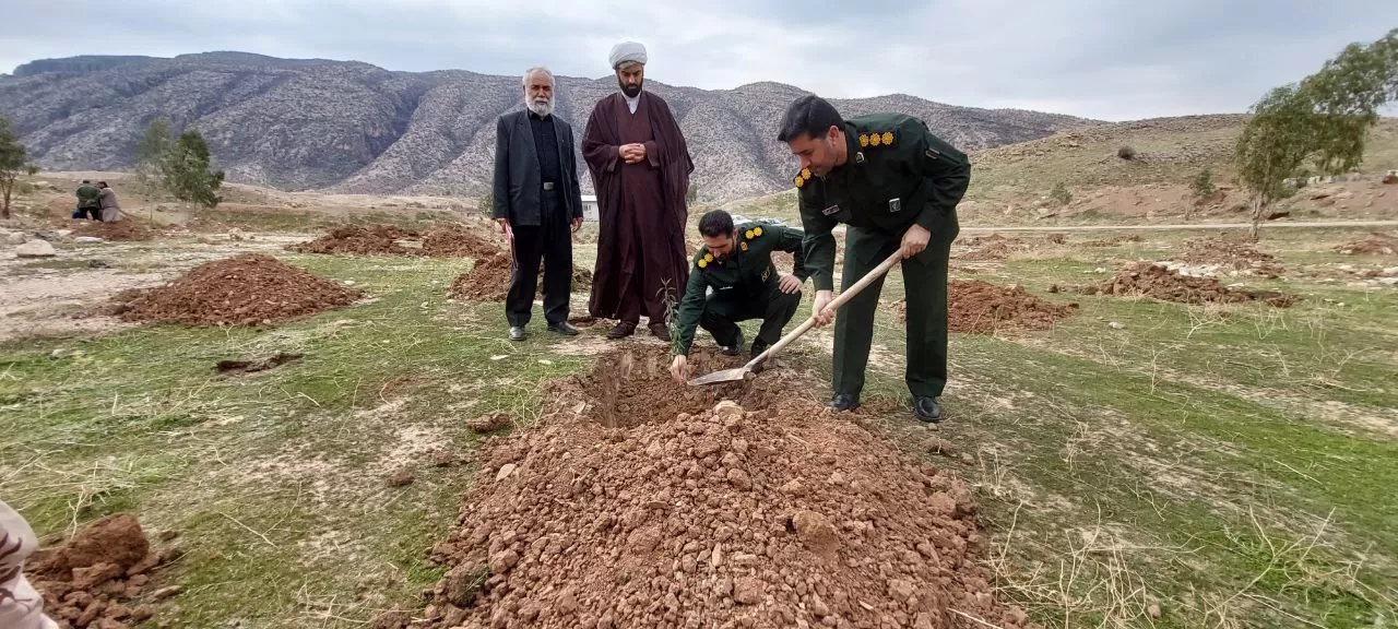 کاشت صدها اصله نهال بادام در پادگان گیلانغرب