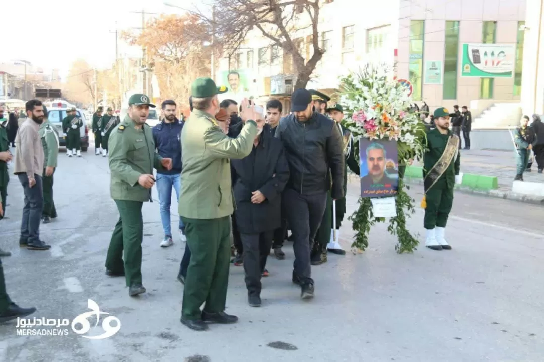 تشییع پیکر شهید امیدزاده بر دستان مردم کرمانشاه