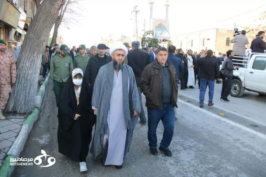 تشییع پیکر شهید امیدزاده بر دستان مردم کرمانشاه