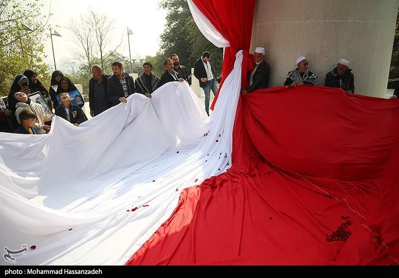 اهتزاز پرچم لبنان برفراز برج پرچم تهران