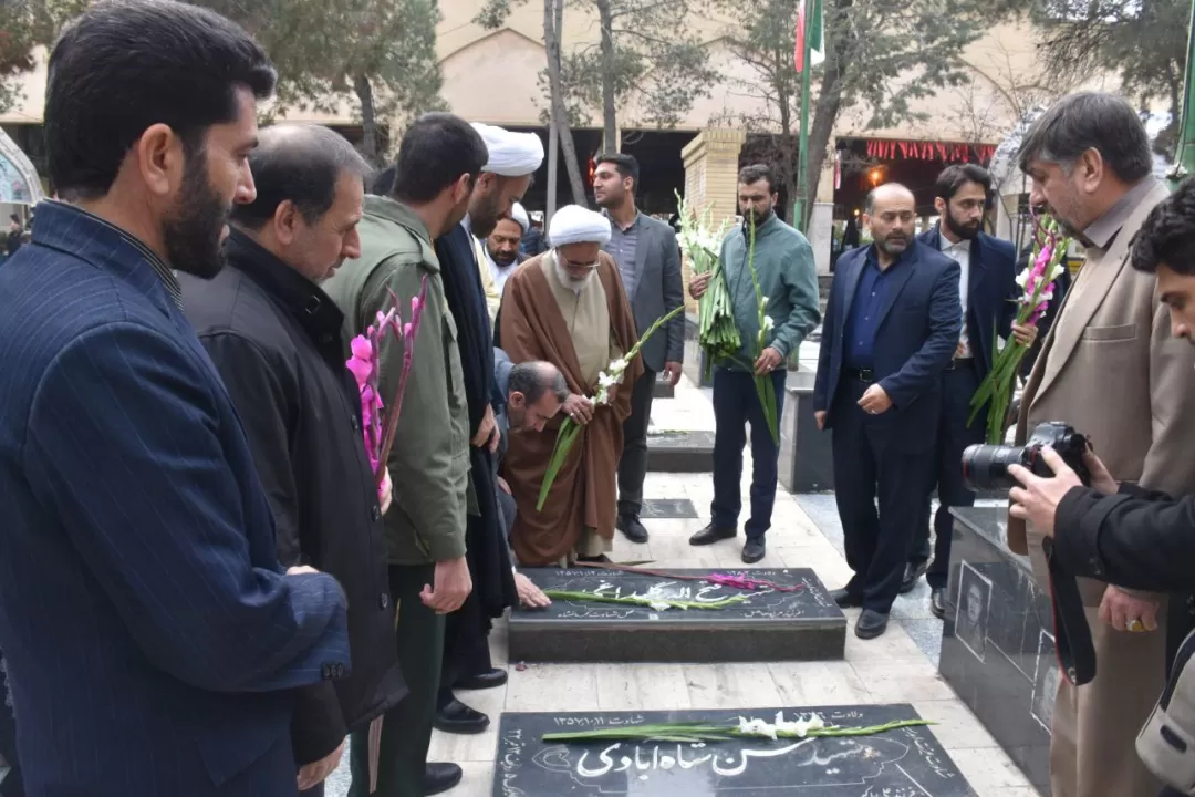 مزار شهدای کرمانشاه غبارروبی و عطرافشانی شد