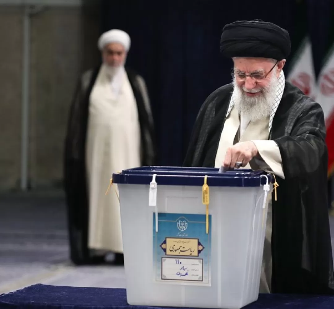 امام خامنه‌ای رأی خود را صندوق انداختند