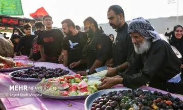 زائران حسینی در مسیر شلمچه