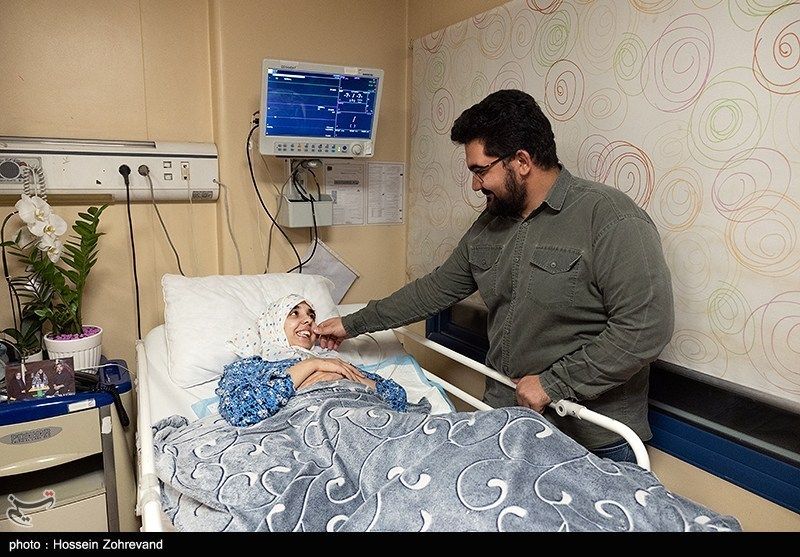 عیادت دختر شهید سلامی از فرزند شهید هاشمیتبار