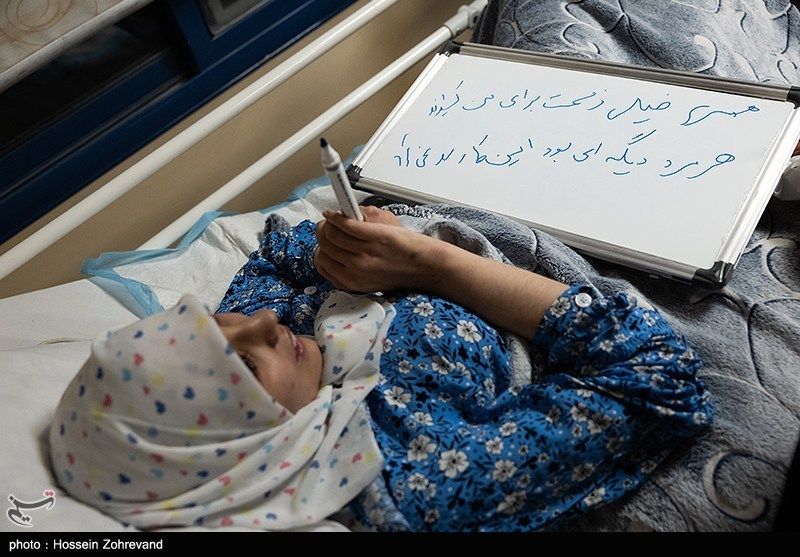 عیادت دختر شهید سلامی از فرزند شهید هاشمیتبار