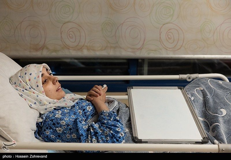 عیادت دختر شهید سلامی از فرزند شهید هاشمیتبار