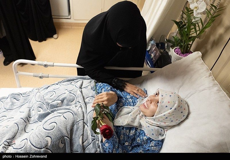 عیادت دختر شهید سلامی از فرزند شهید هاشمیتبار