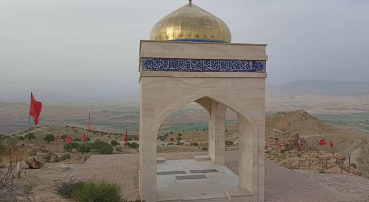 بازدید زائران از یادمان شهدای بازی‌دراز