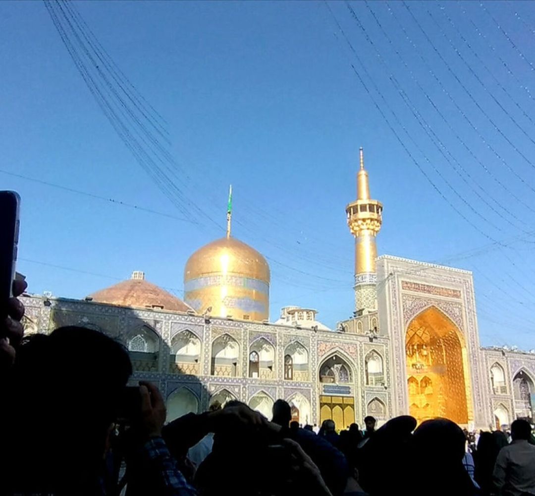 توسل به امام رضا عامل وحدت است