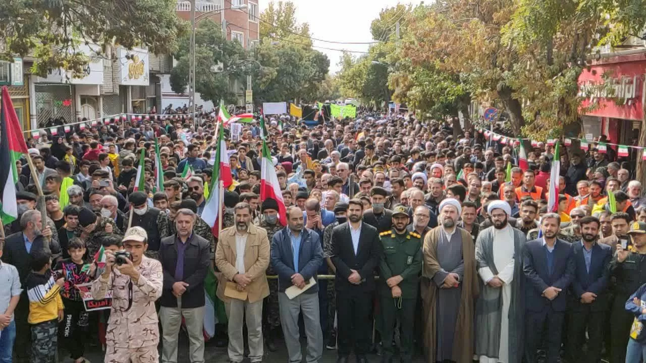 سیل خروشان مردم سنقروکلیایی در ۱۳ آبان