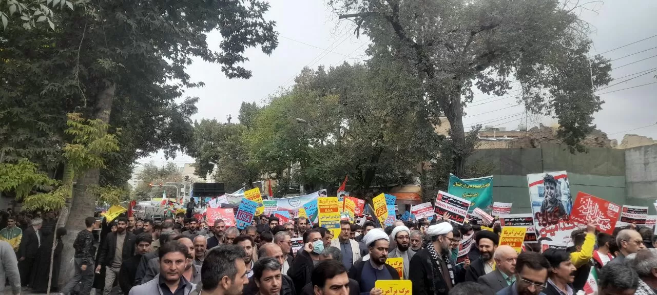 خروش یکپارچه کرمانشاهی‌ها در روز  مبارزه با استکبار