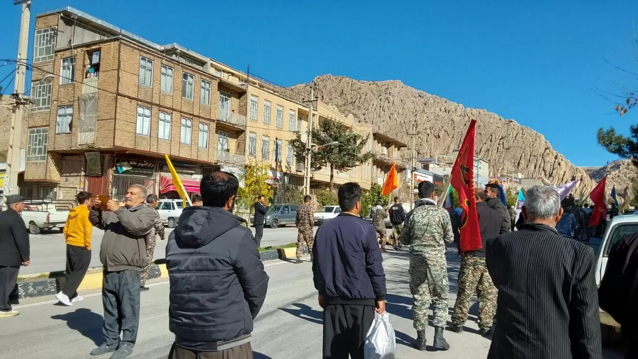 همایش پیاده‌روی خانوادگی در دالاهو برگزار شد