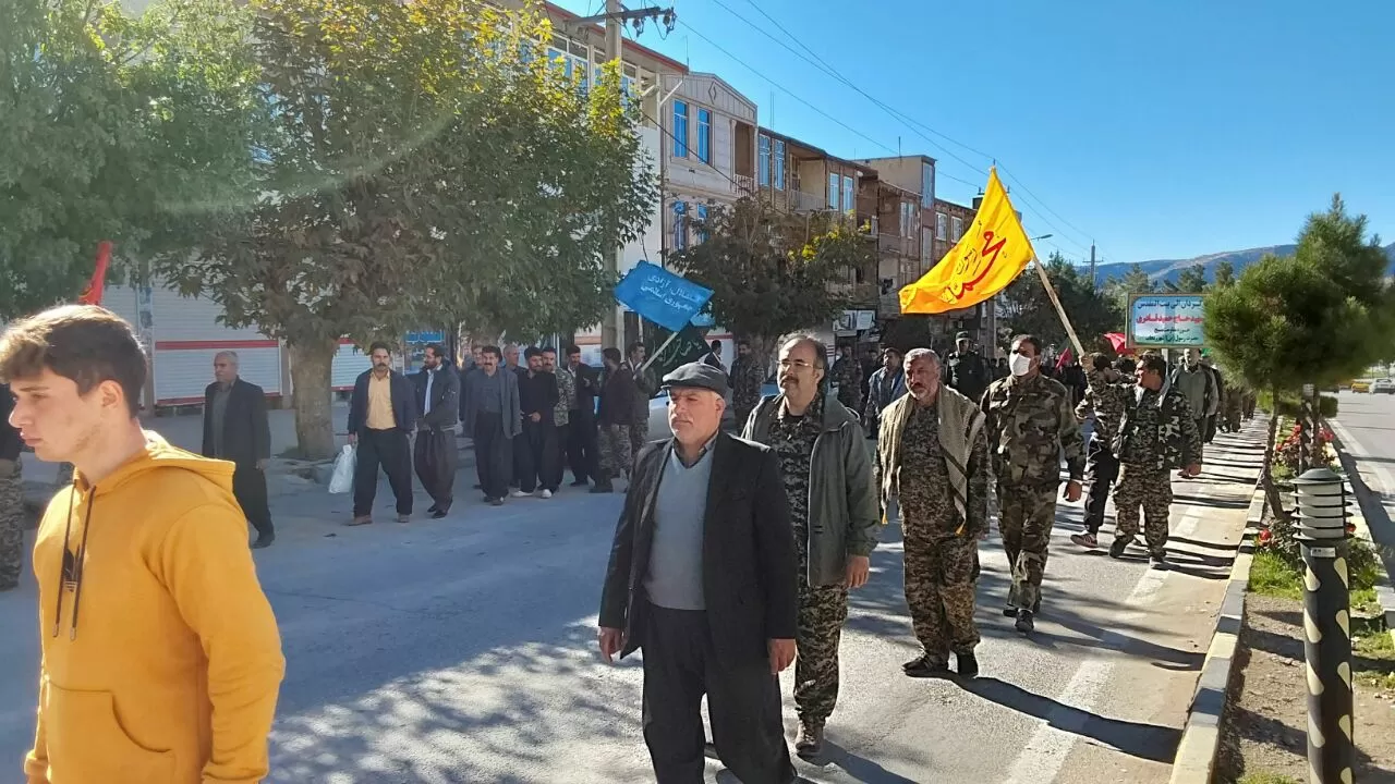 همایش پیاده‌روی خانوادگی در دالاهو برگزار شد