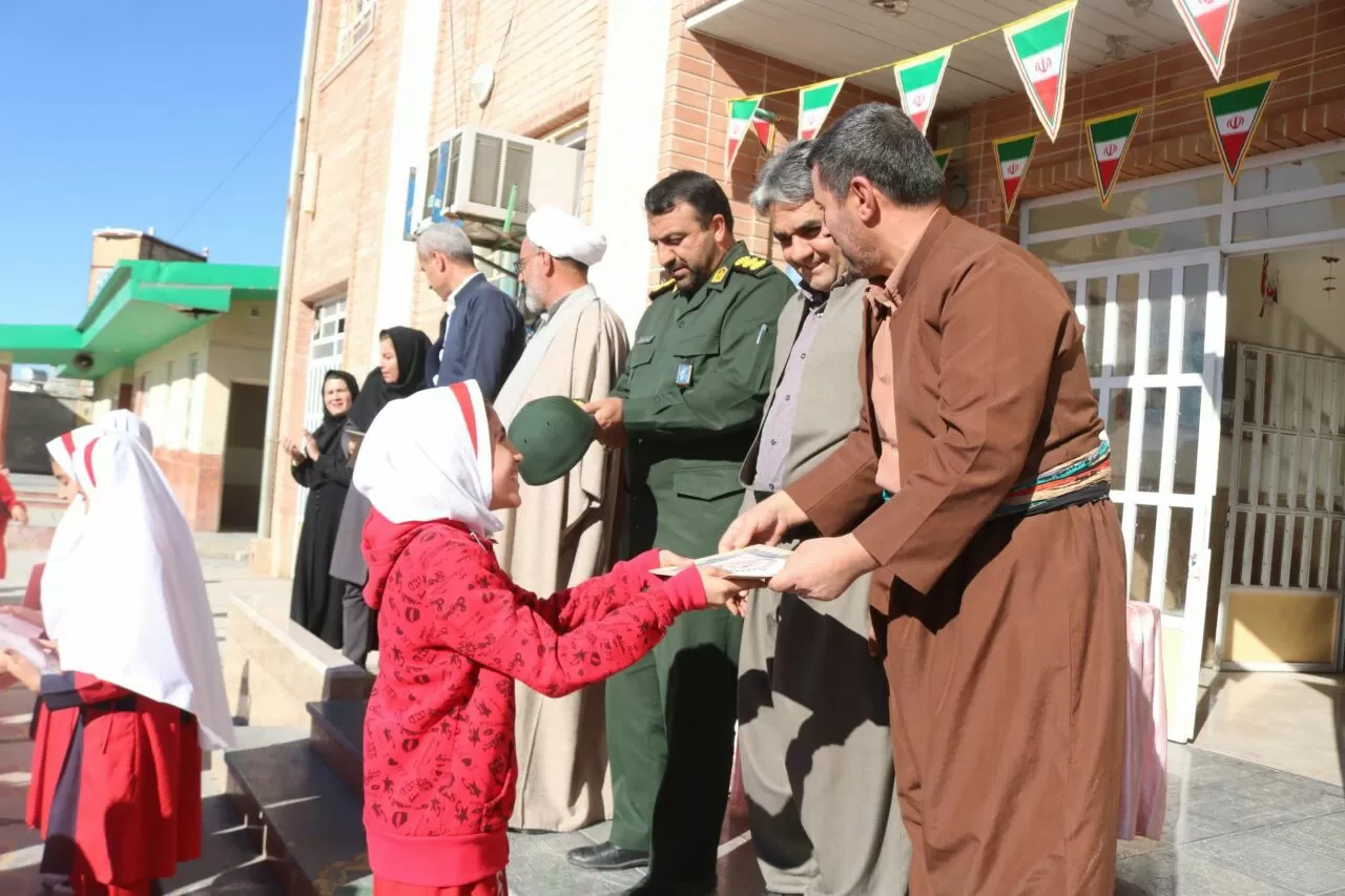 دانش‌آموزان بسیجی هنرمند در ثلاث باباجانی تجلیل شدند