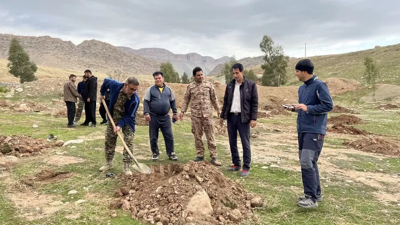 کاشت صدها اصله نهال بادام در پادگان گیلانغرب