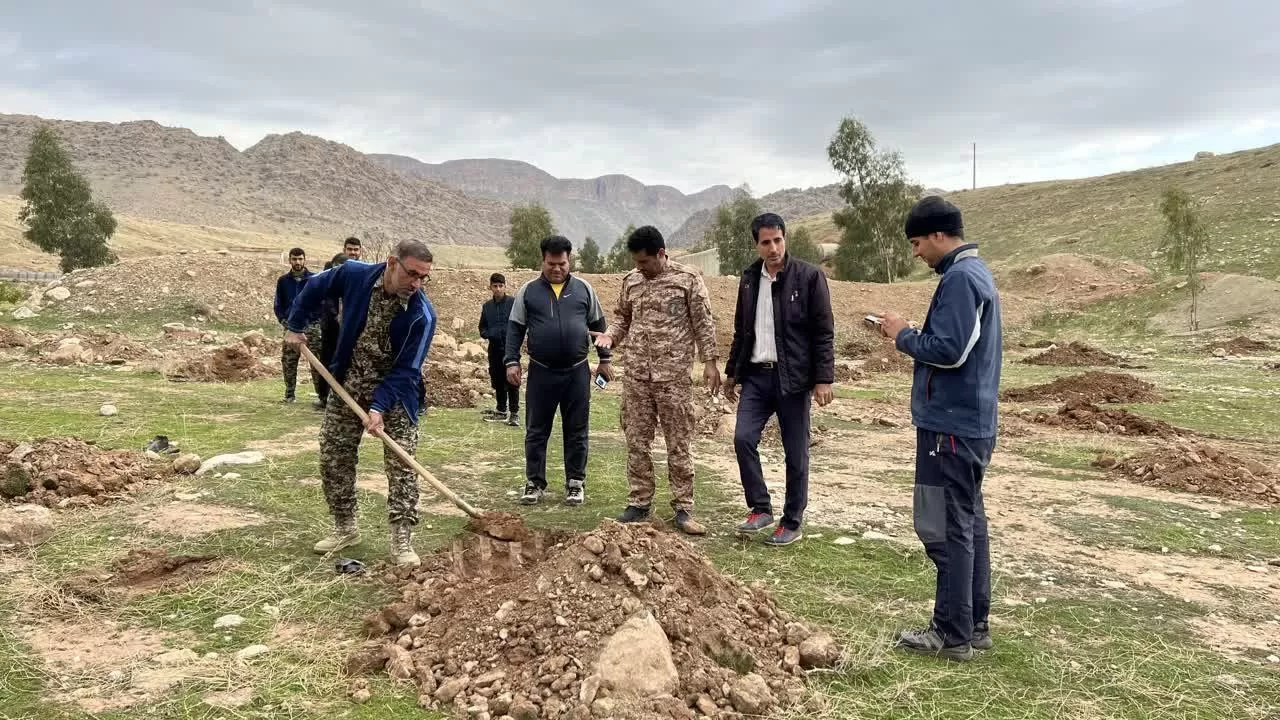 کاشت صدها اصله نهال بادام در پادگان گیلانغرب