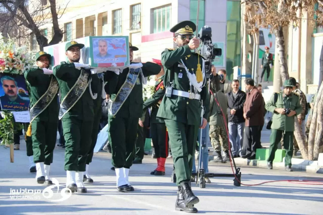 تشییع پیکر شهید امیدزاده بر دستان مردم کرمانشاه