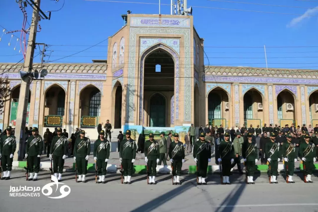 تشییع پیکر شهید امیدزاده بر دستان مردم کرمانشاه