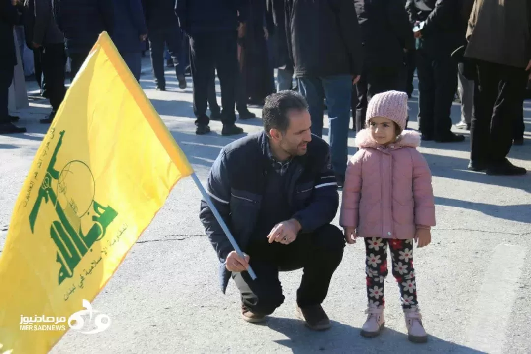 تشییع پیکر شهید امیدزاده بر دستان مردم کرمانشاه