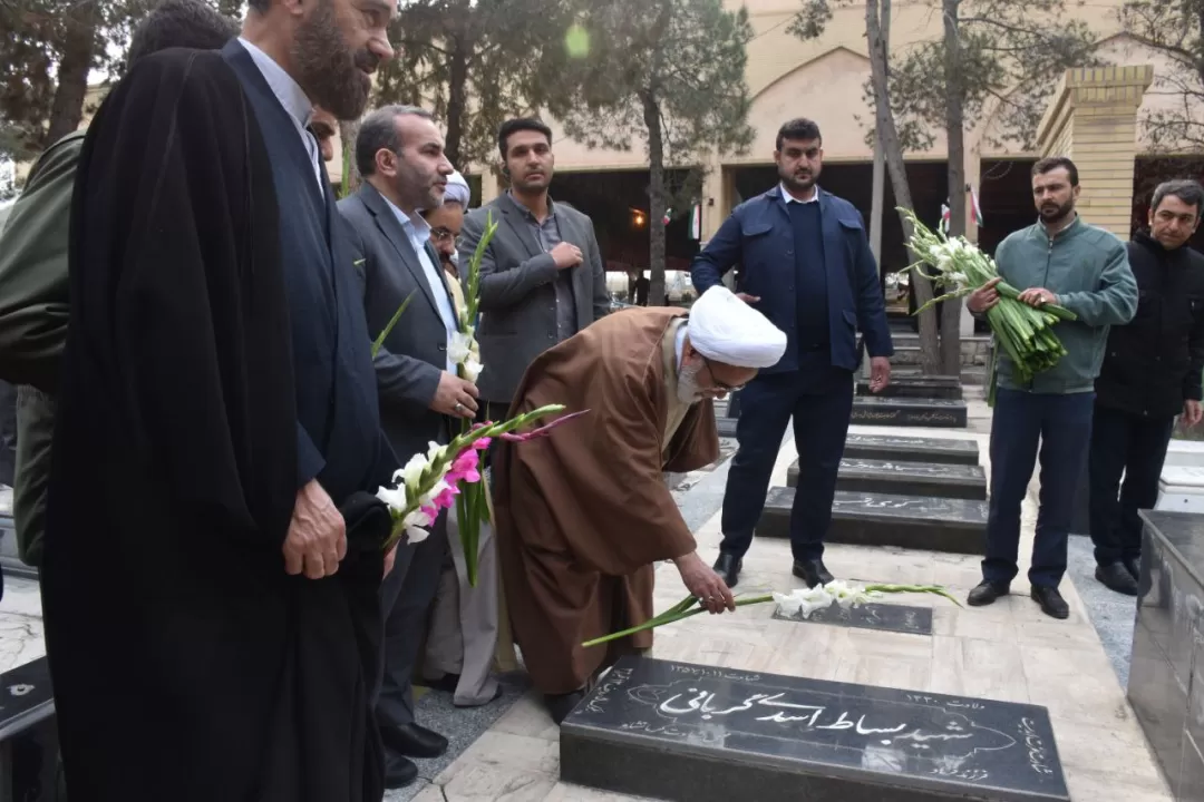 مزار شهدای کرمانشاه غبارروبی و عطرافشانی شد