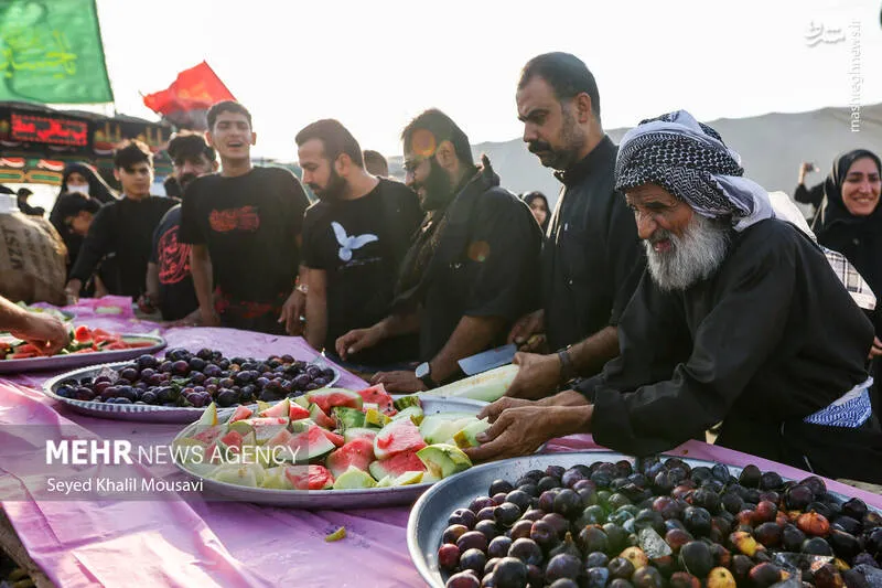 زائران حسینی در مسیر شلمچه