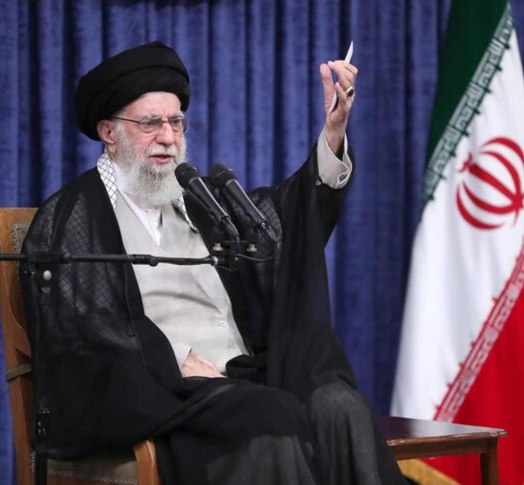 ملت با جهت‌گیری‌های گوناگون سیاسی پای ایران ایستاد
